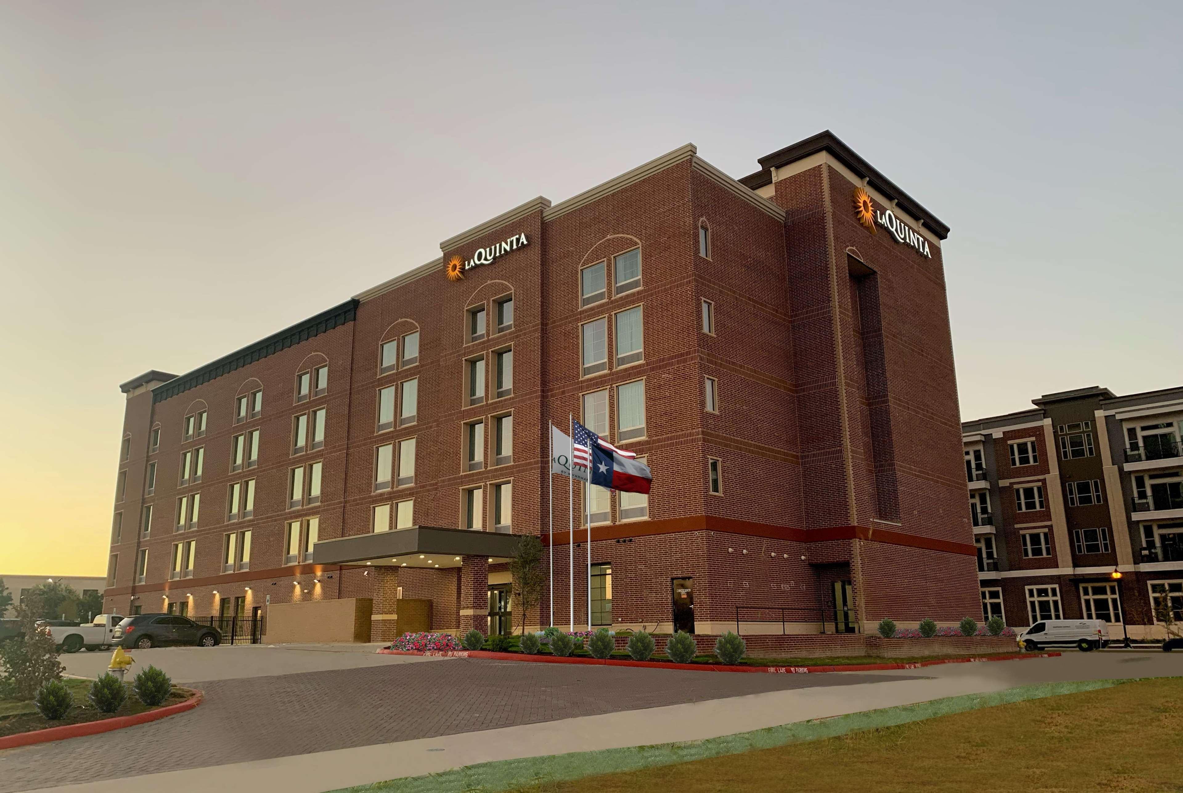 La Quinta Inn & Suites By Wyndham Dallas - Frisco Stadium Экстерьер фото