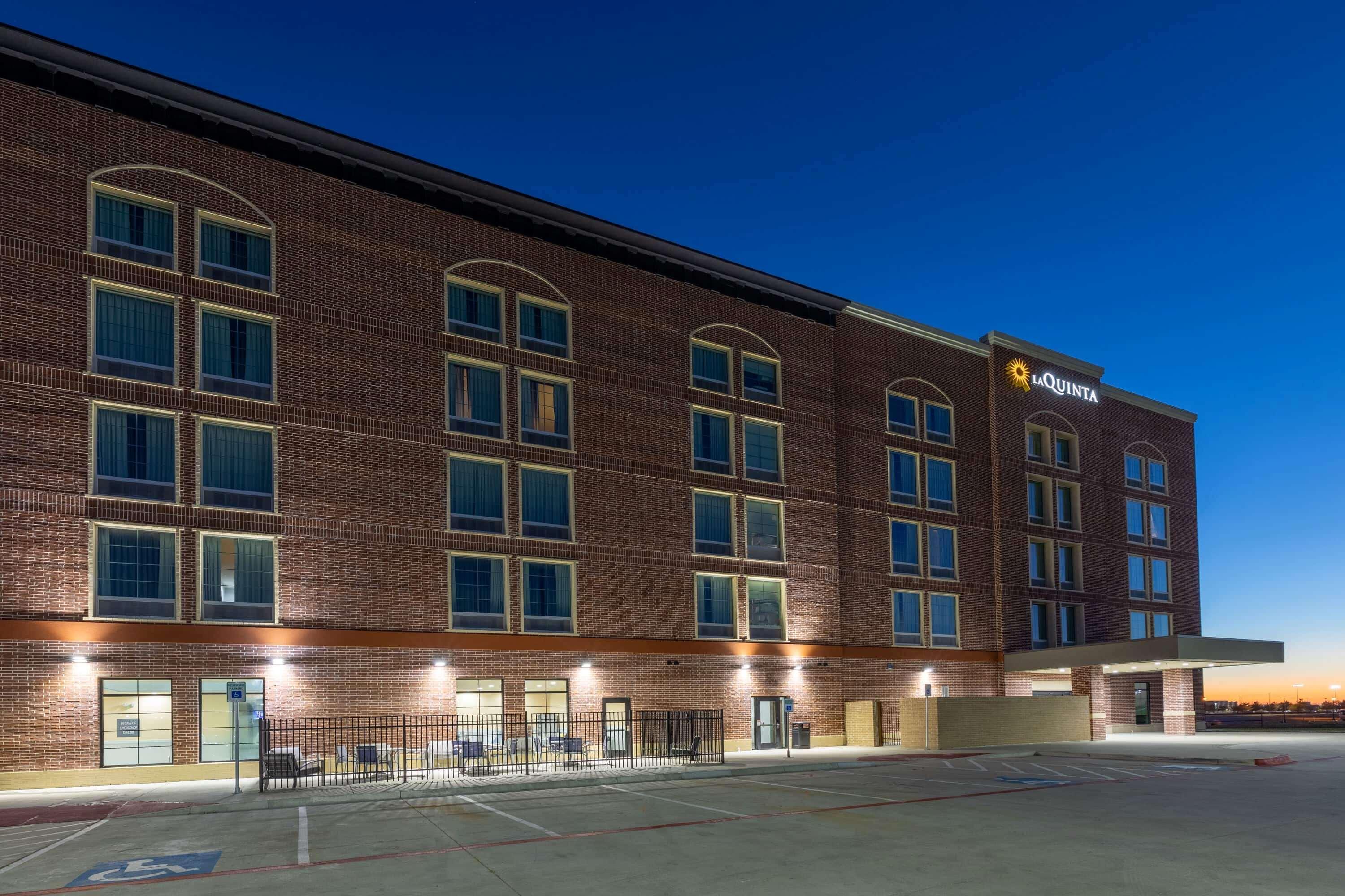 La Quinta Inn & Suites By Wyndham Dallas - Frisco Stadium Экстерьер фото