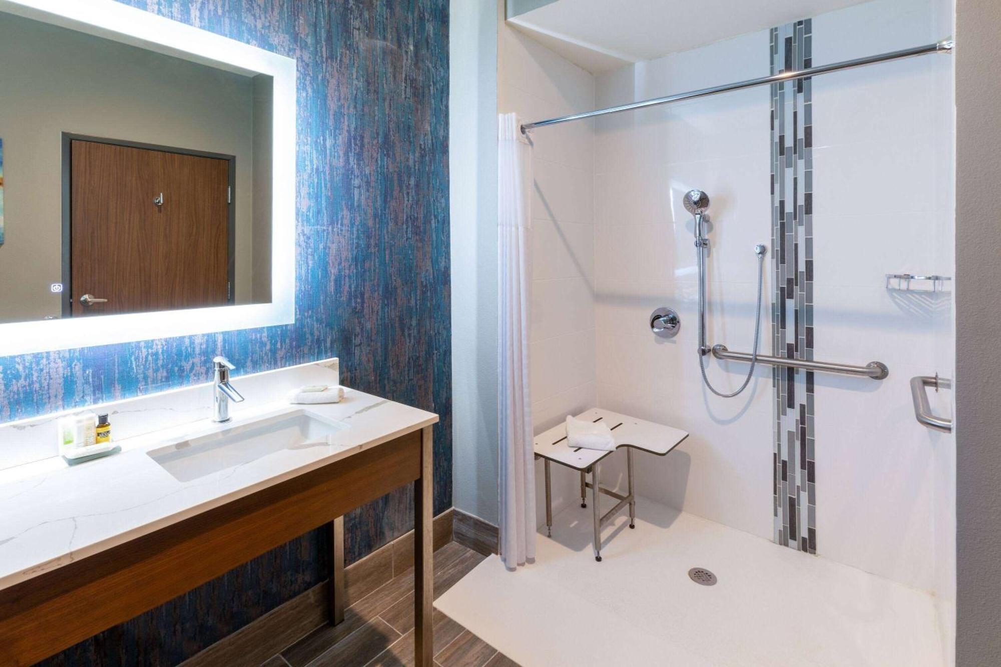 La Quinta Inn & Suites By Wyndham Dallas - Frisco Stadium Экстерьер фото